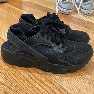 Nike air huarache black sneakers